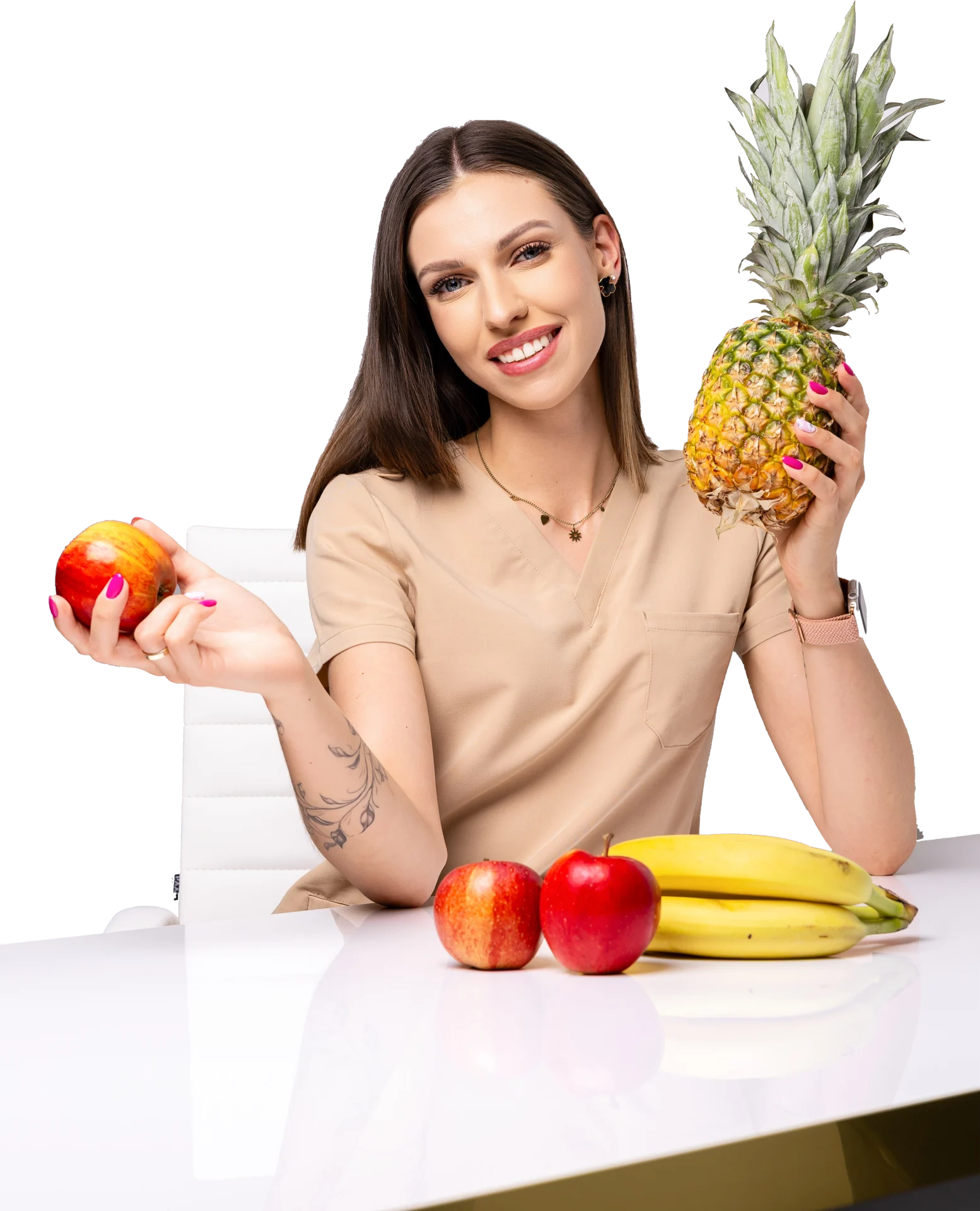 Paulina Janik, dietetyk, przy biurku z ananasem i jabłkiem