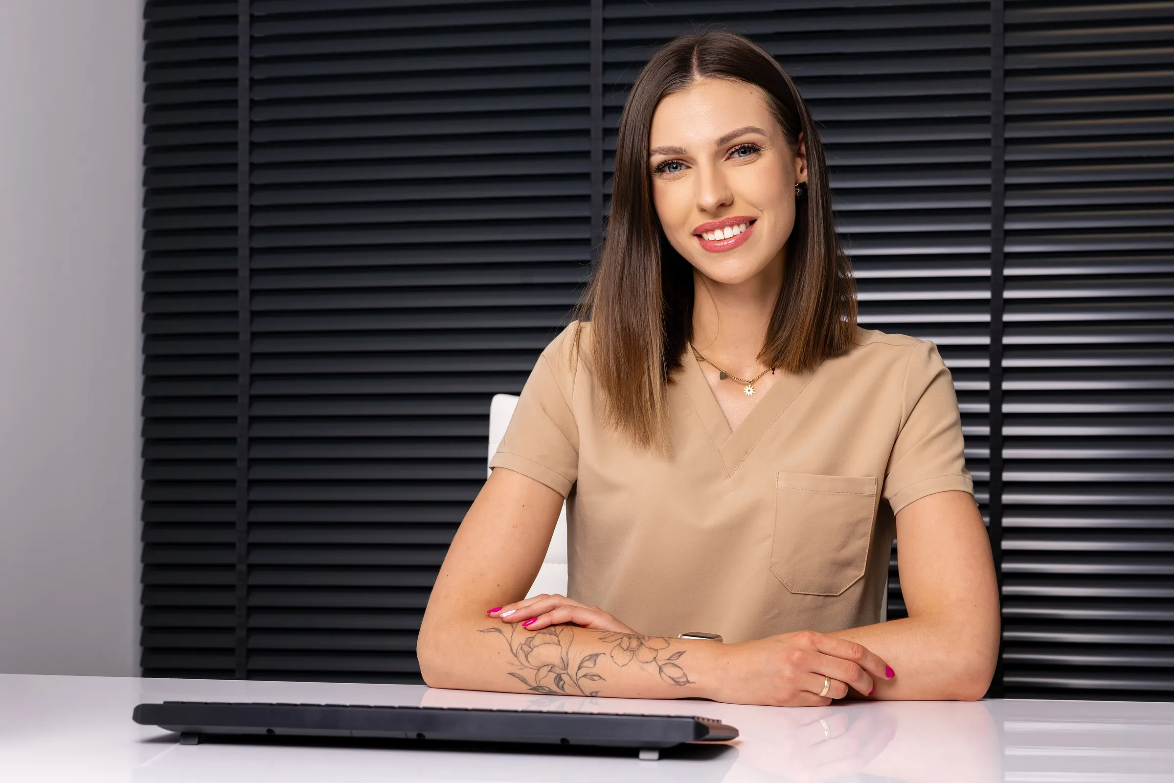Paulina Janik przy biurku w gabinecie dietetycznym w Suwałkach